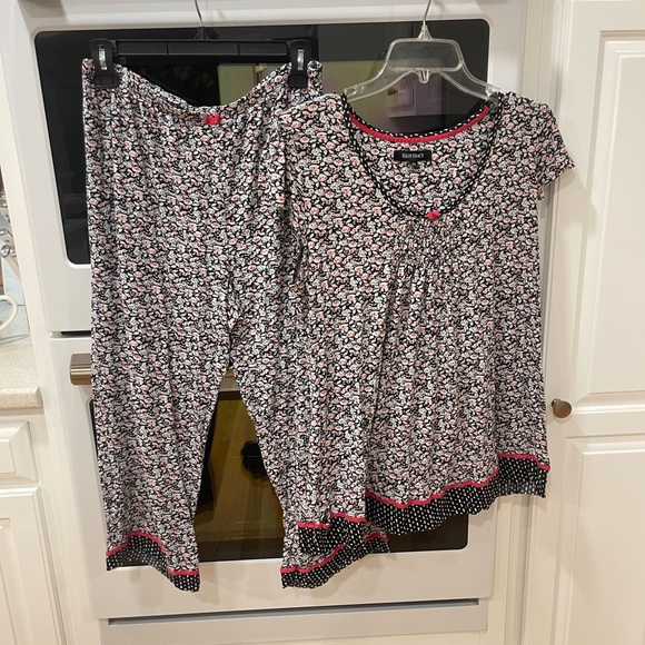 Ellen Tracy Other - Ellen Tracy 2 Piece Capri Pajama Set
